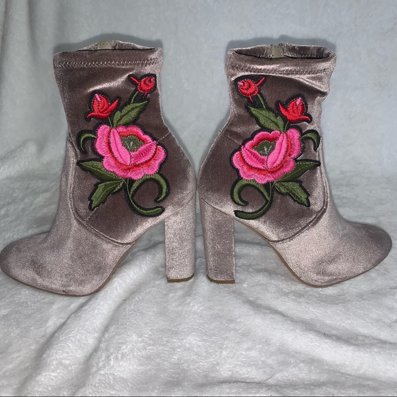 Steve Madden Size 6m gray suede booties with embroidered flowers - Picture 15 of 15